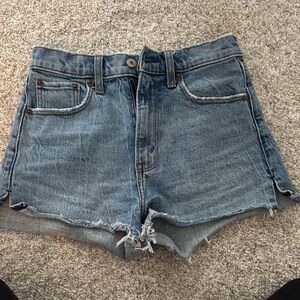 Abercrombie & Fitch The Mom Short High Rise